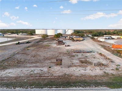 /international/us/3270-n-highway-37-three-rivers-tx-110110349466/