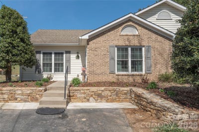/international/us/11-pearl-street-black-mountain-nc-110108442304/