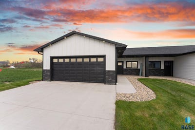 /international/us/704-n-clark-st-lennox-sd-110107982065/