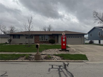 /international/us/322-w-3rd-street-huxley-ia-110107396510/