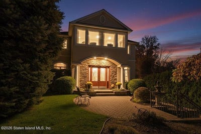 /international/us/38-ridge-avenue-staten-island-ny-110108468246/