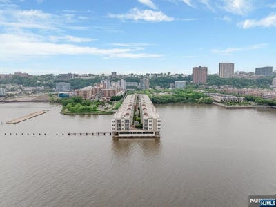 /international/us/214-the-promenade-edgewater-nj-110106022498/