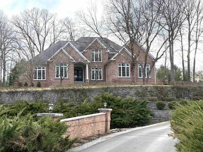 /international/us/60-riddle-drive-bedford-nh-110107286797/