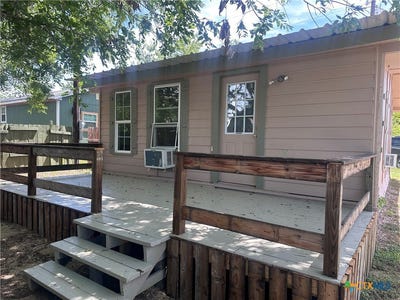 /international/us/104-s-2nd-street-stockdale-tx-110097908303/