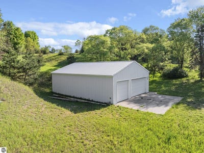 /international/us/8967-e-bingham-road-traverse-city-mi-110108442969/