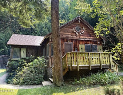 /international/us/63-chuckwagon-trail-lake-luzerne-ny-110109423709/
