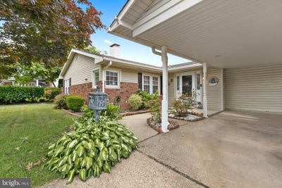 /international/us/8-marigold-circle-levittown-pa-110108932995/