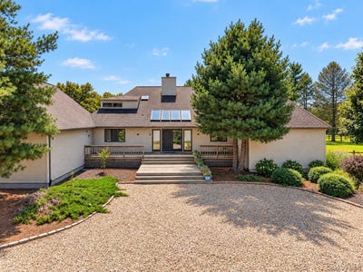 /international/us/291-deep-hole-road-calverton-ny-110110059002/