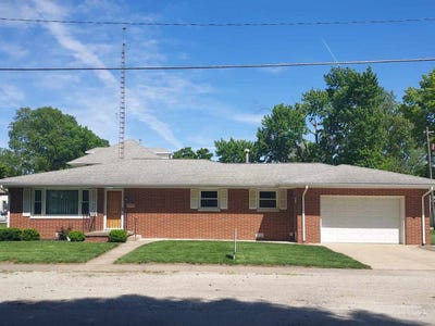 /international/us/207-n-center-street-tuscola-il-110107931926/