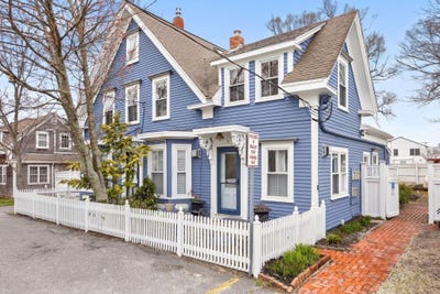 /international/us/19-center-street-provincetown-ma-110107474827/