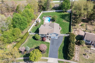 /international/us/101-hayrick-lane-commack-ny-110107628058/