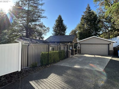 /international/us/220-nw-trust-st-roseburg-or-110119992066/