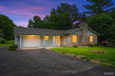 /international/us/215-lowell-drive-columbia-il-110108689593/