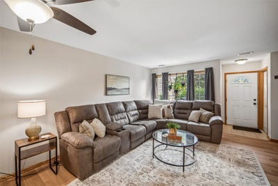 /international/us/3799-village-run-drive-des-moines-ia-110108964231/