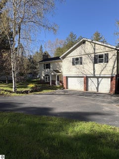 /international/us/110-s-intermediate-lake-central-lake-mi-110108065923/