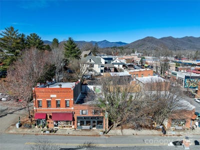 /international/us/204-sutton-avenue-black-mountain-nc-110104326361/