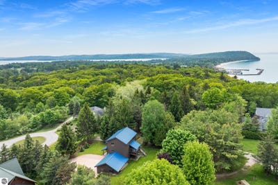 /international/us/110-w-terrace-lane-commons-leland-mi-110100132176/