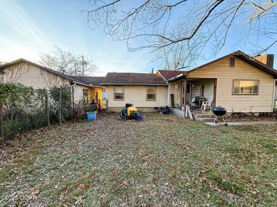 /international/us/923-w-10th-street-baxter-springs-ks-110097112497/