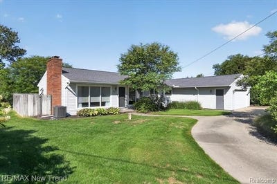 /international/us/2529-s-commerce-road-wolverine-lake-vlg-mi-110110197311/