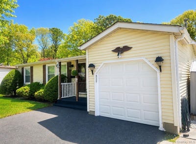 /international/us/19-village-circle-s-manorville-ny-110108150120/