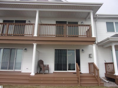 /international/us/915-w-lake-street-tawas-city-mi-110106977951/