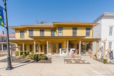 /international/us/98-w-center-street-douglas-mi-110107084951/
