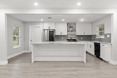 /international/us/813-central-ave-elgin-tx-110105019264/