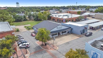 /international/us/117-w-commerce-street-brenham-tx-110107984577/