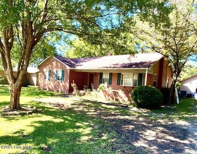 /international/us/209-e-ridge-street-rose-hill-nc-110101073448/