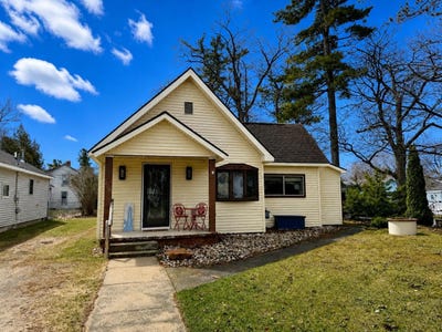 /international/us/208-e-jamet-street-mackinaw-city-mi-110107804865/