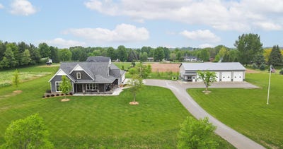 /international/us/w9336-lucy-lane-hortonville-wi-110100325476/