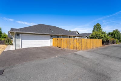 /international/us/206-se-grandview-avenue-grants-pass-or-110101432326/