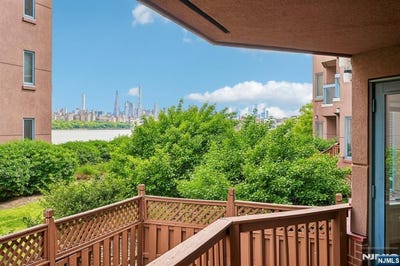 /international/us/303-stockton-court-edgewater-nj-110108096203/