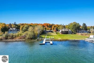 /international/us/553-s-lake-shore-drive-lake-leelanau-mi-110108712168/