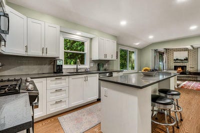 /international/us/7364-n-braeburn-ln-glendale-wi-110109197570/