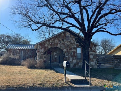 /international/us/302-n-arnold-street-lampasas-tx-110105875725/