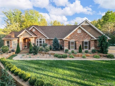 /international/us/740-crown-pointe-farms-defiance-mo-110107846036/