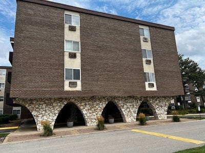 /international/us/1301-s-finley-road-lombard-il-110107355445/