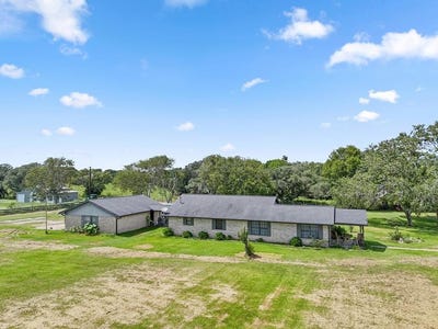 /international/us/21126-hwy-111-louise-tx-110101047594/