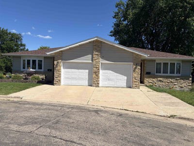 /international/us/400-lora-court-dodgeville-wi-110108962339/
