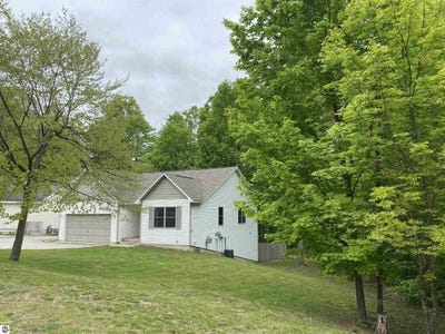 /international/us/835-eden-street-kingsley-mi-110098916812/