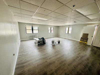 /international/us/6-west-broadway-street-derry-nh-110092274921/