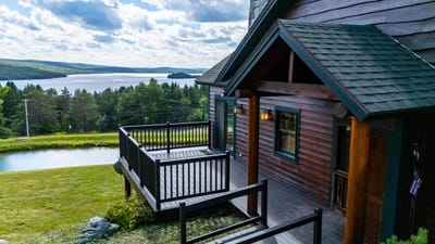 /international/us/11-whip-willow-farm-road-rangeley-me-110109524779/