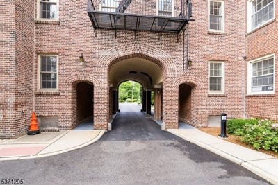 /international/us/133-summit-avenue-summit-city-nj-110100923296/