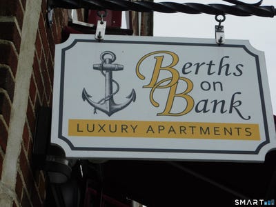 /international/us/153-bank-street-new-london-ct-110106368368/