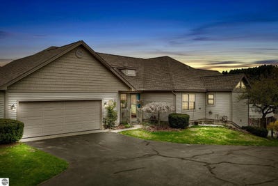 /international/us/2866-e-crown-drive-traverse-city-mi-110108495260/