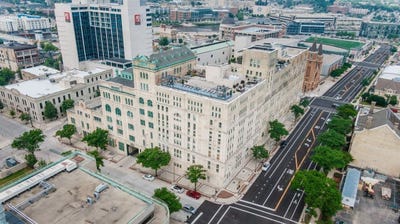/international/us/270-e-highland-ave-milwaukee-wi-110107335008/