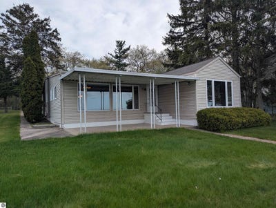 /international/us/1082-s-sixth-street-au-gres-mi-110099693624/