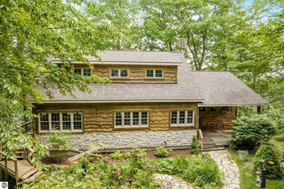 /international/us/967-old-miller-road-beulah-mi-110100513285/