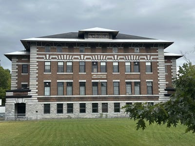 /international/us/230-school-street-bennington-vt-110101852711/